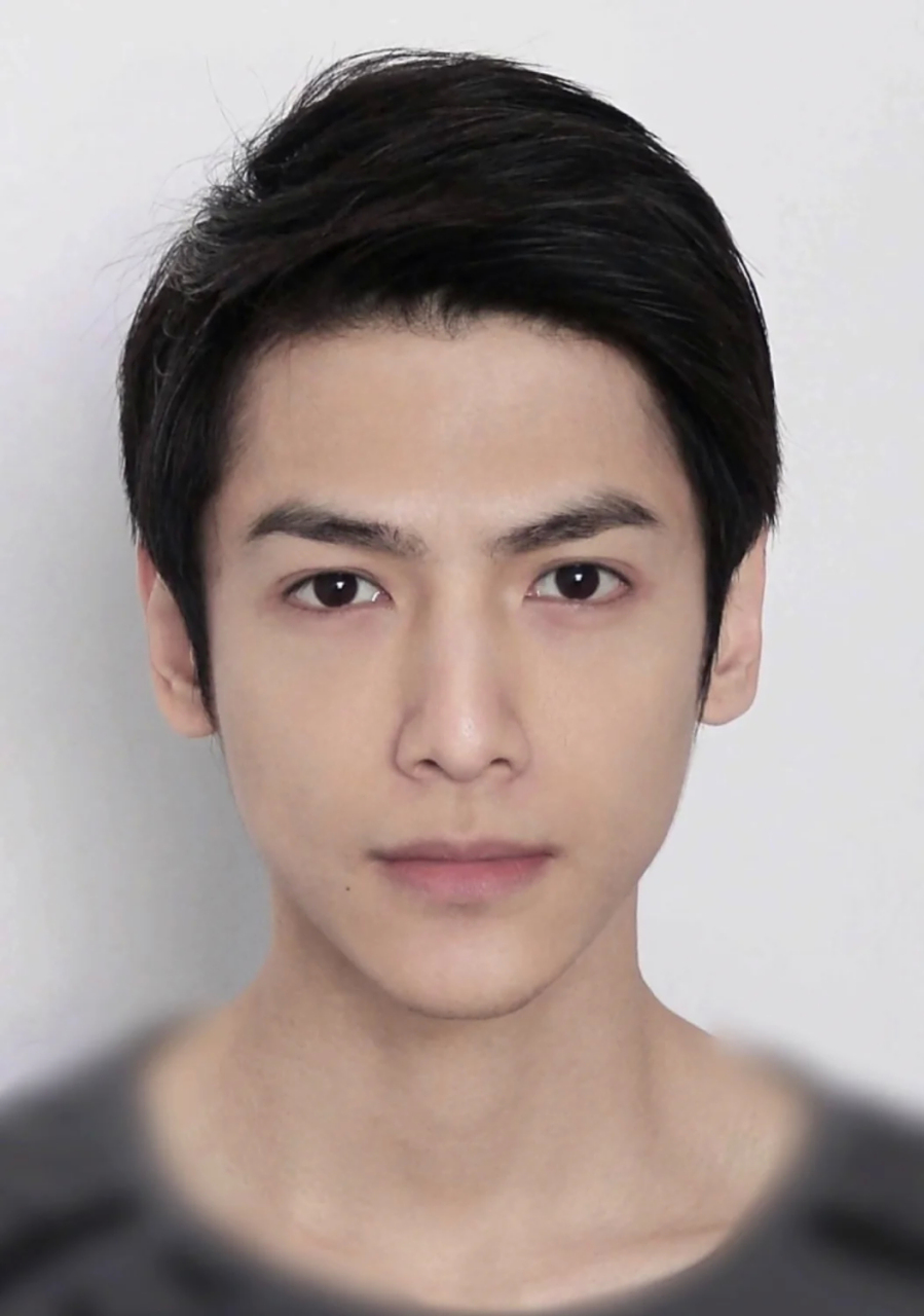 罗云熙# 优越的骨相才能扛得住大头证件照,五官精致皮肤又细腻,让我