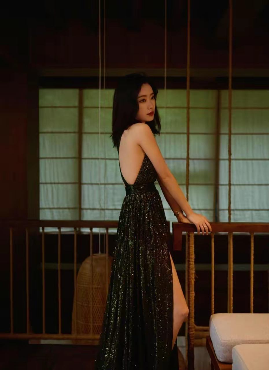 在这组照片中,张小斐身穿一件深v高开叉的黑色长裙,暴露出迷人的美腿