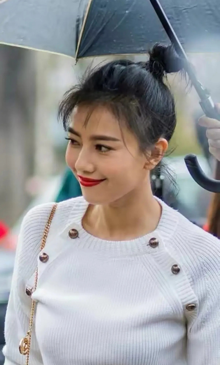 高圆圆在外媒镜头下的生图,虽然有眼袋和细微的皱纹,但还是美的!