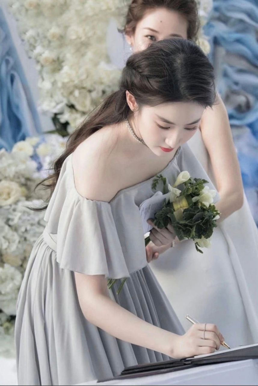 刘亦菲做过两次伴娘,-次比--次惊艳!