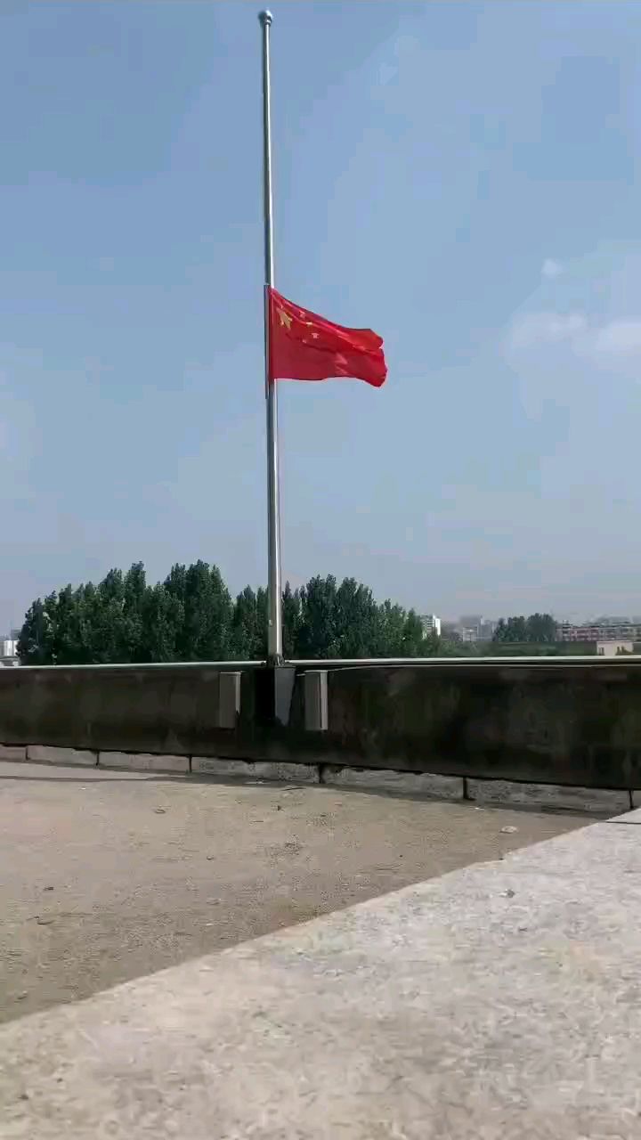 不锈钢锥形电动旗杆升旗视频