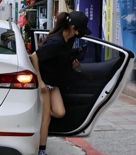 安以轩近况曝光:与郑元畅等朋友聚会到天亮,还与朋友拥抱道别