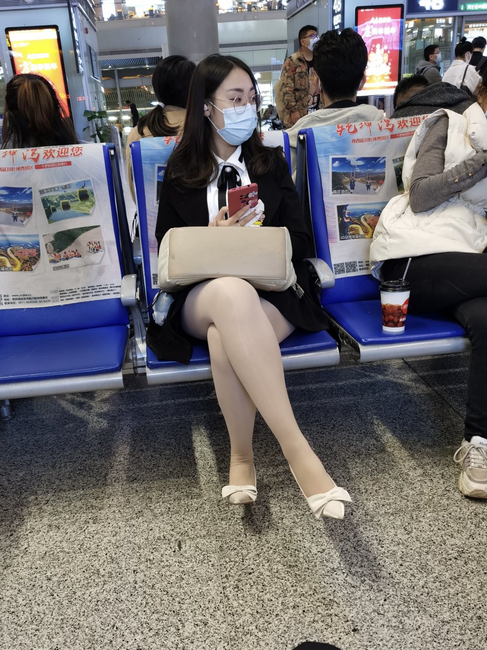 微胖系女生穿搭分享: 眼镜搭配肉丝丝袜, 高跟搭配蝴蝶结.