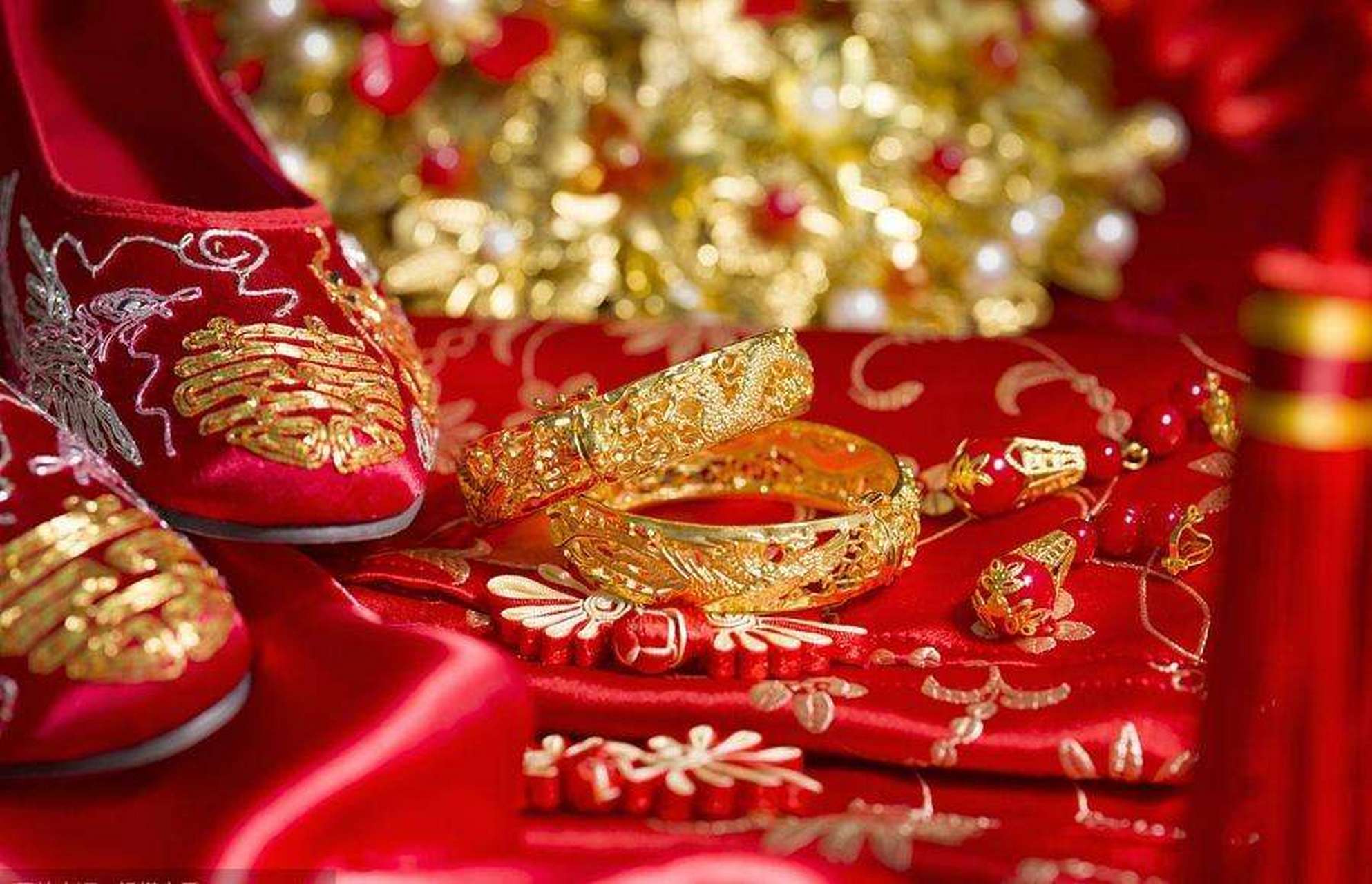 女子出嫁,百感交集的母女 大红盖头,精致的大红色嫁衣,大红色高跟鞋