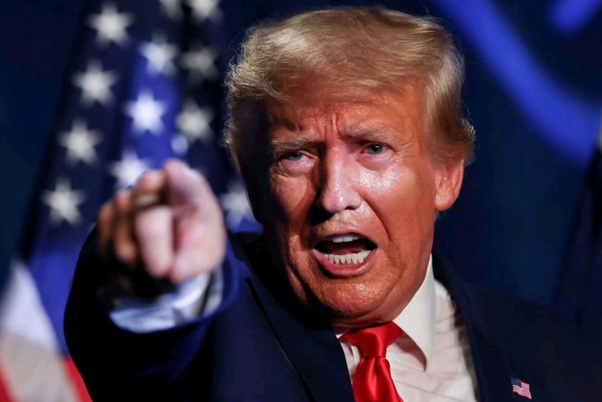 裴洛西讽川普应讯像"受惊小狗"   美国前总统川普周日(6日)在社交平台