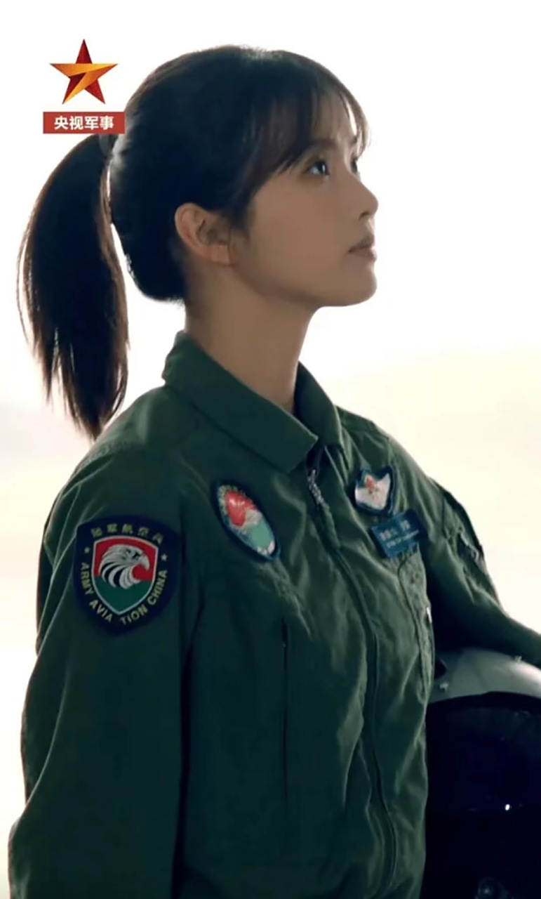 这个眉清目秀,英姿飒爽的女孩叫徐枫灿,是我国首位实装单飞女飞行员