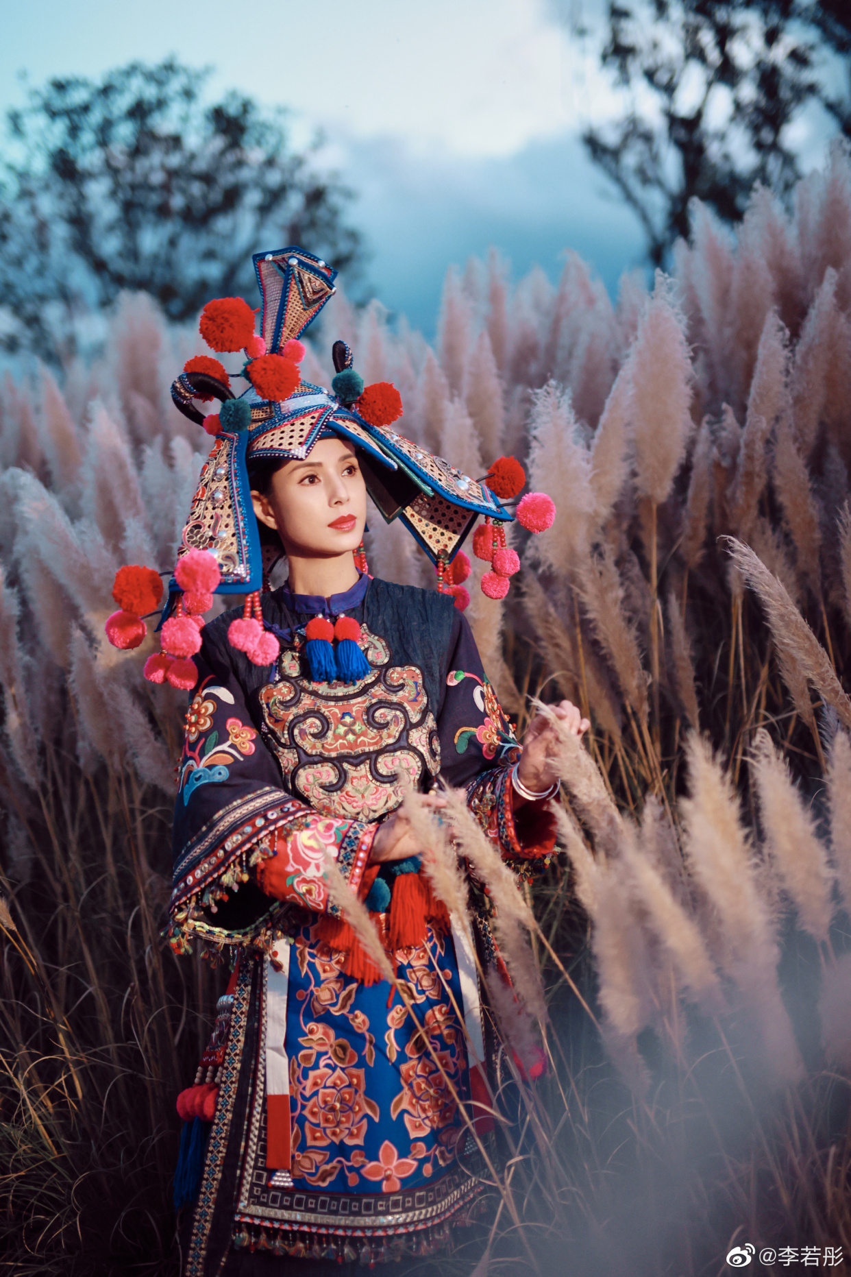 李若彤写真,穿上白族服装,民族风韵十足,活脱脱的一位白族美女