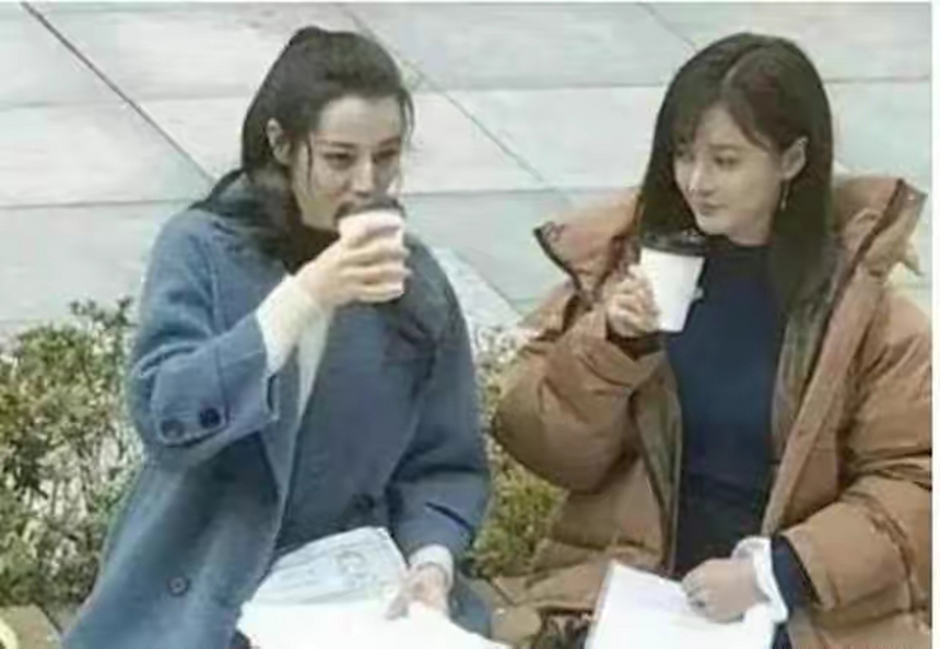 迪丽热巴与替身同框,两人有说有笑,网友:光气质热巴就输了  迪丽热巴