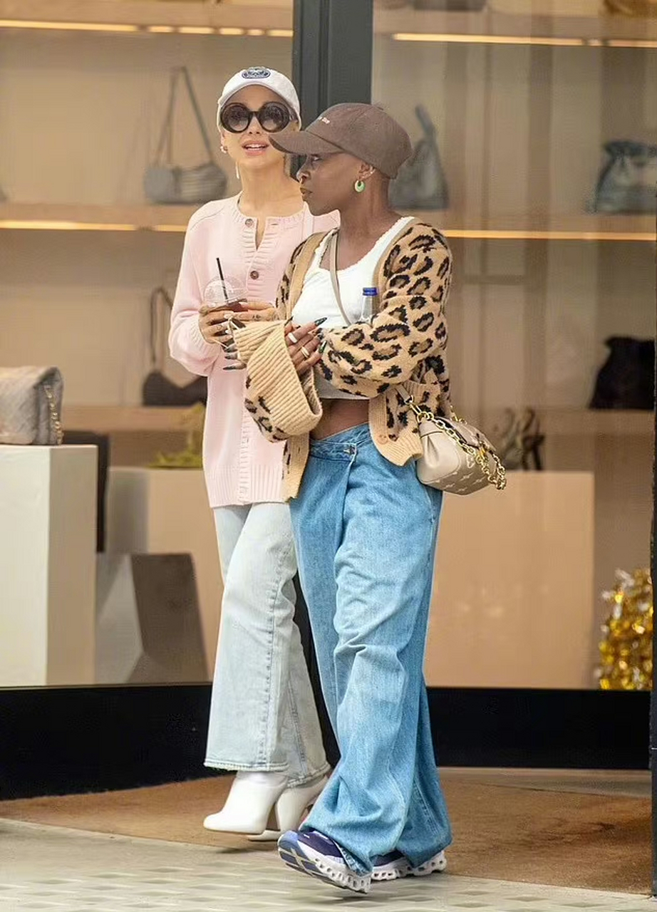被爆离婚的a妹ariana grande在伦敦外出街拍.