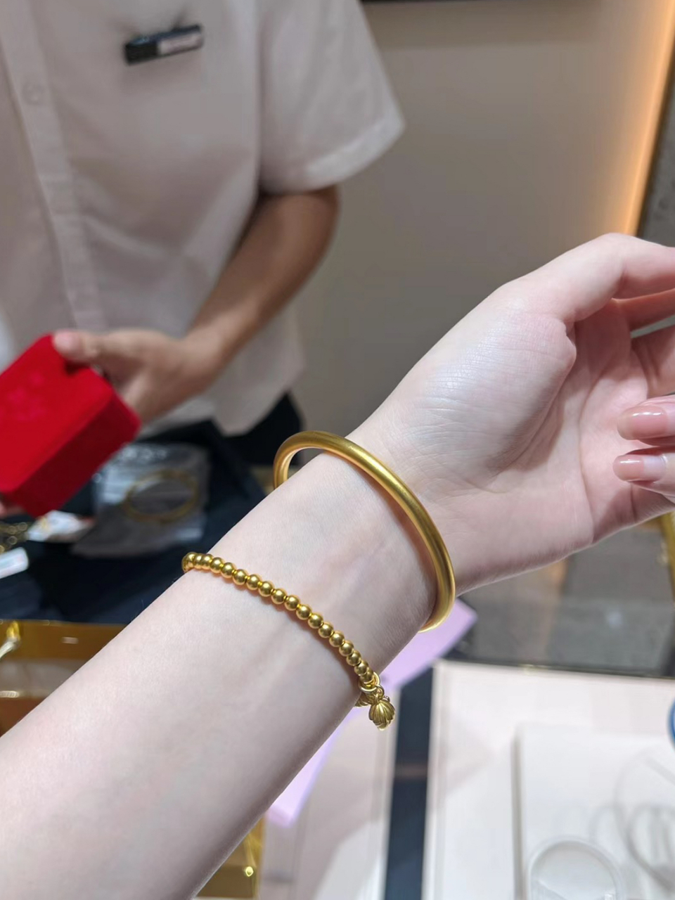 婆婆十年前买了一个金手镯,当时280块钱一克,30克,买下来一共花了