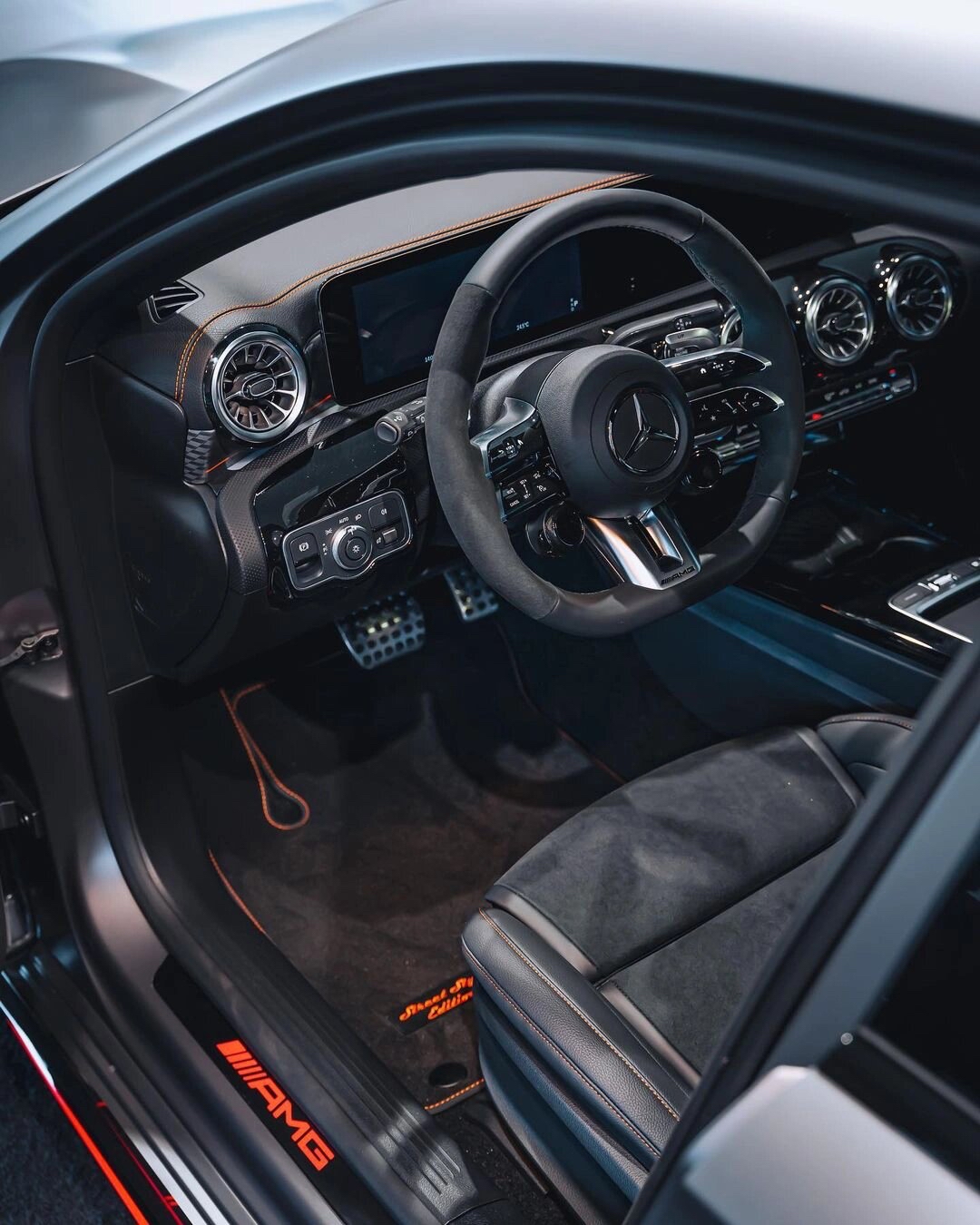 奔驰amg系列的代表车型,amg a45 s以其卓越的性能和独特的外观内饰