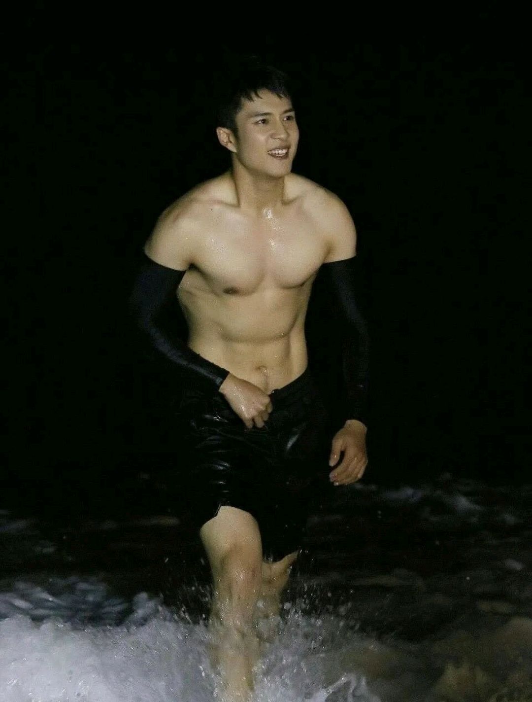 韩东君展现六块腹肌与公狗腰!拍摄洗澡戏份毫不保留,太拼了!