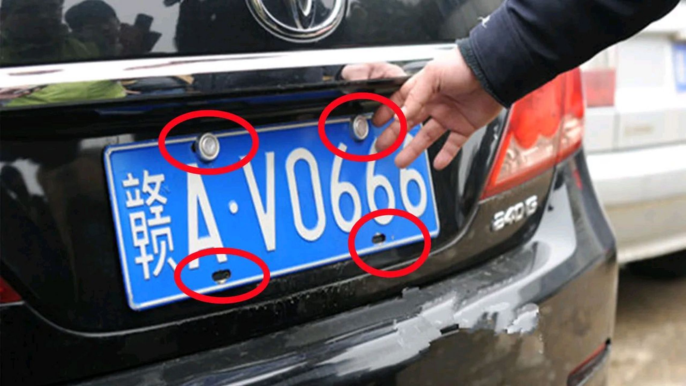 车牌只安2个螺丝被扣12分?女司机反问一句话,交警直接哑口无言.