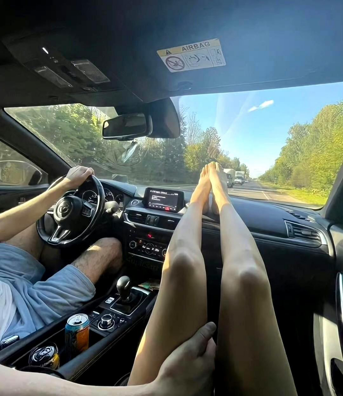 单手开车的男人最帅了,老公的开车技术好厉害