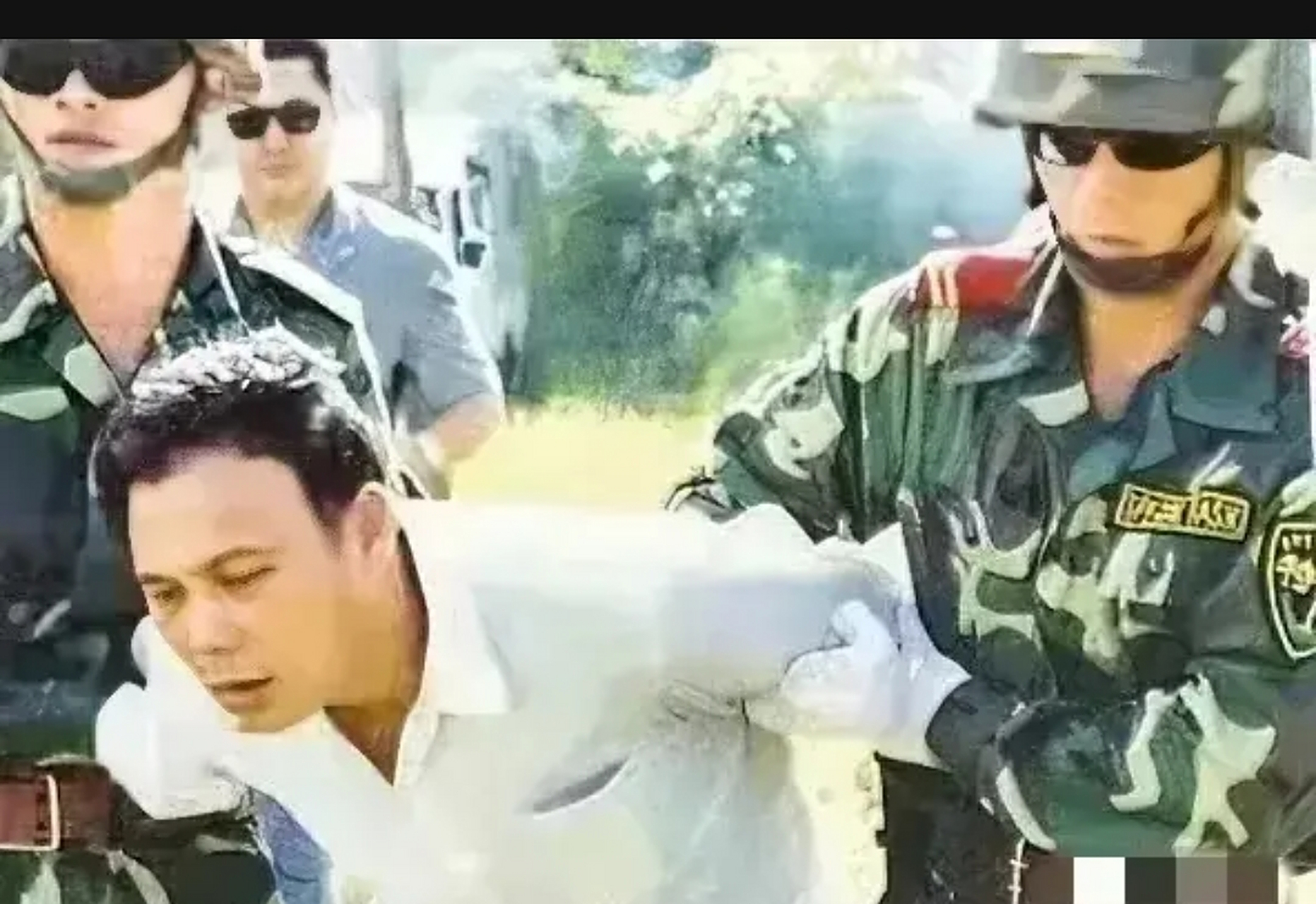 2001年,海南刑场,戚火贵穿着一件白衬衫,在武警的押送下,缓缓走下了