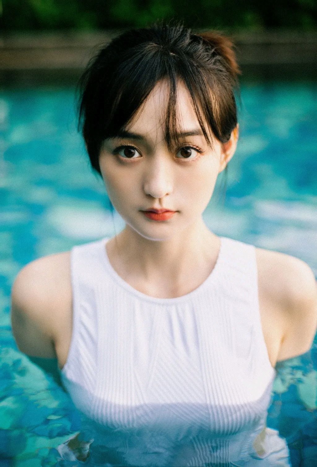 精美图集|何泓姗甜美灵动,温柔可爱