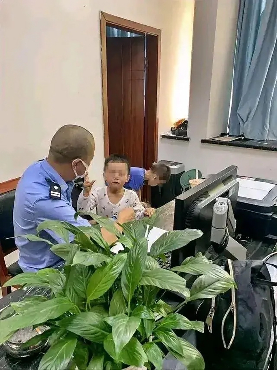 太心酸了,八岁男孩自己到民政局去办理孤儿证,一个小男孩,年仅八岁