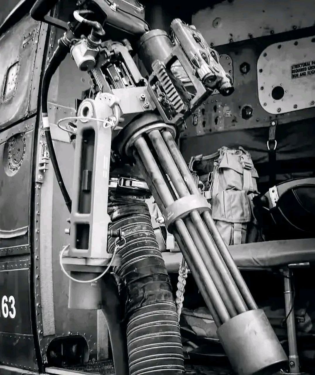 不懂就问,舱门机枪下面那个像抽油烟机排气管一样的管子是个什么东西?