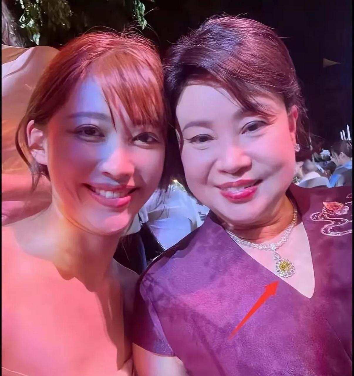 3房太太陈婉珍参加女儿婚礼生图来了,除了贵气就是豪气,如今能陪她的