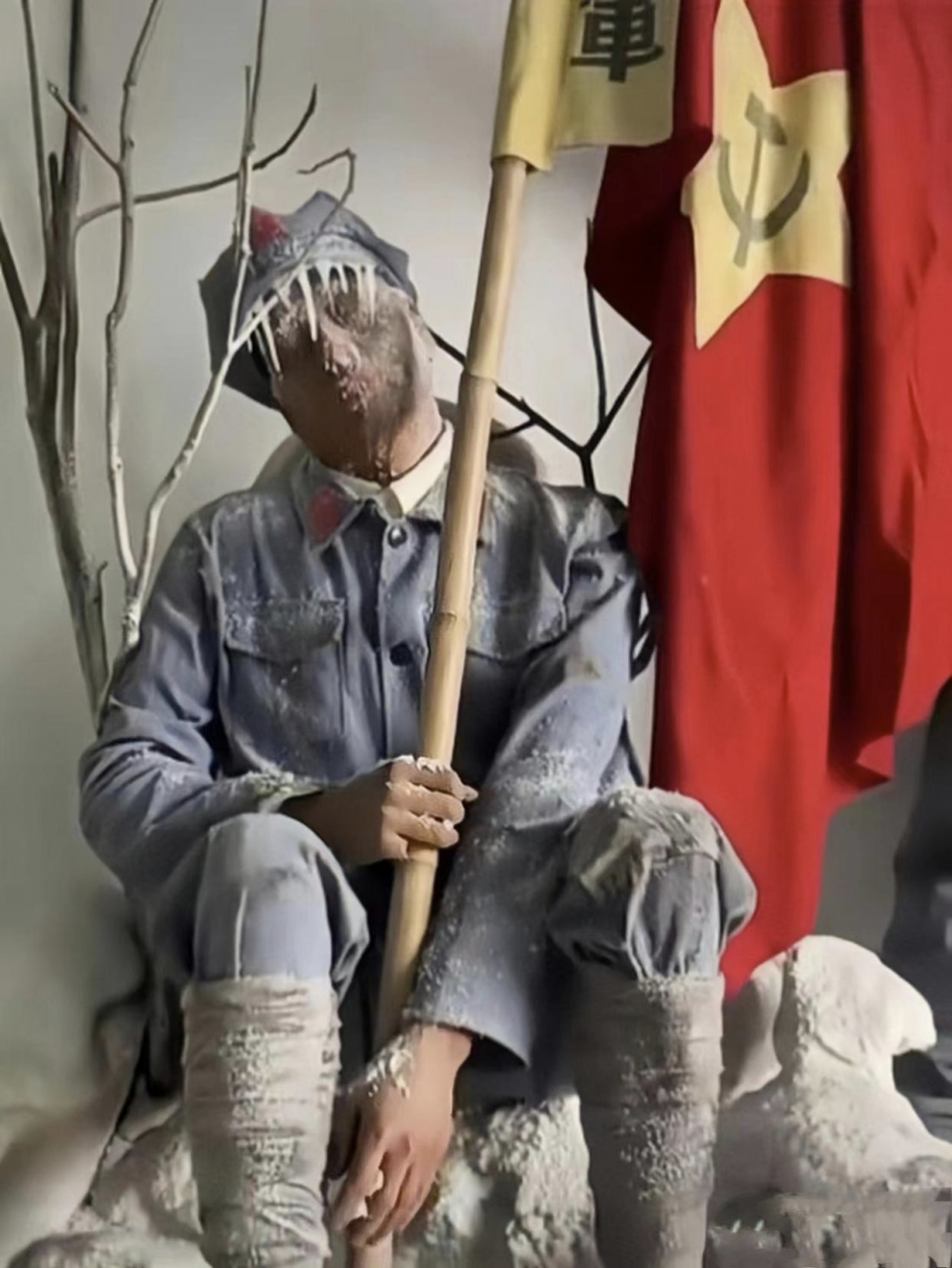 这是一张令人心酸的老照片,一名新四军战士在战场上,即使是在生命的