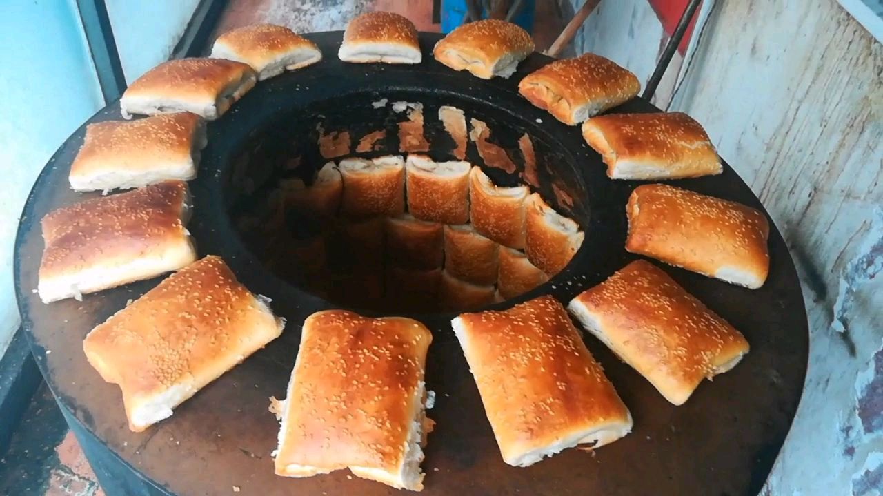 新鲜的缸炉烧饼出炉喽