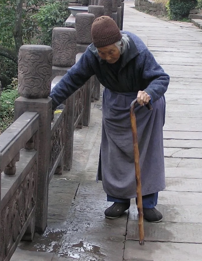 今天上午,在一小区的楼梯间,一位即将百岁的老人步履蹒跚地从 5 楼走