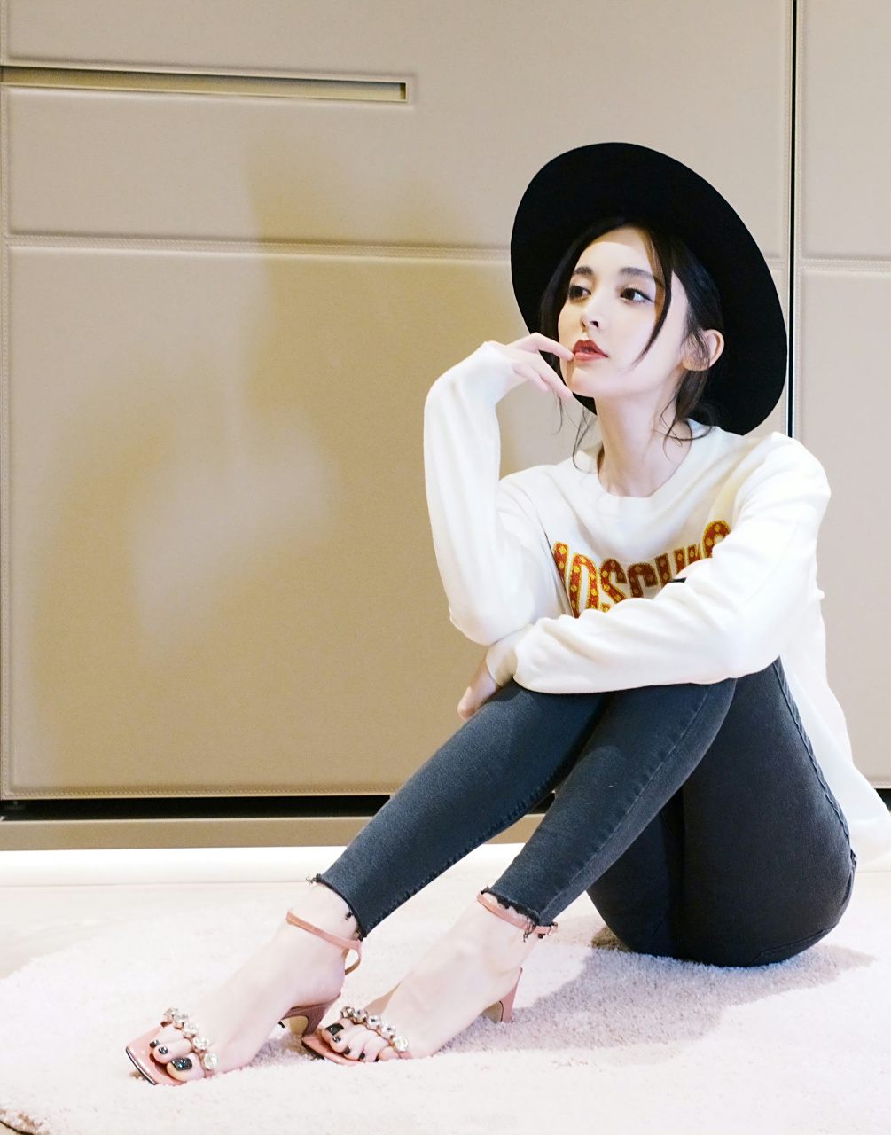 演员古力娜扎的脚丫子真美,2011年,古力娜扎出演古装玄幻偶像剧《轩辕