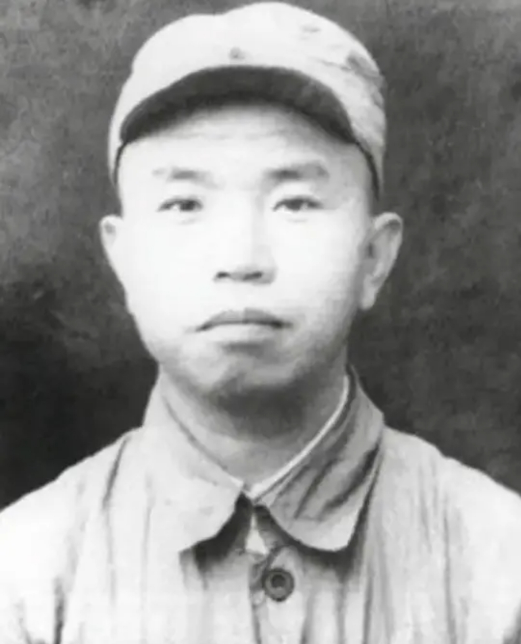 "多年后,王树声千里迢迢回到故地寻找老村妇人.