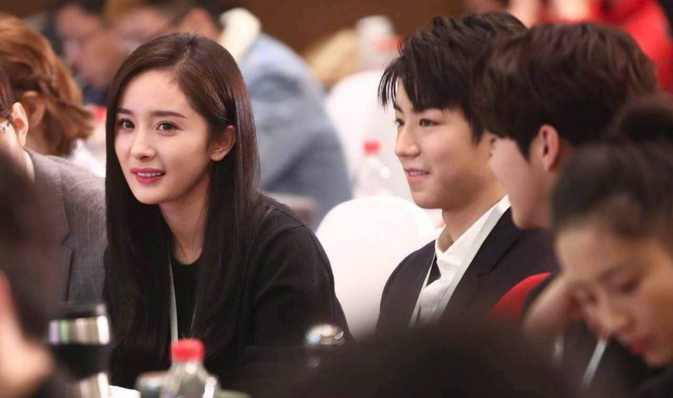 王俊凯和杨幂昔日的合照,一个青涩的害羞少年,一个青春靓丽的美女 ,站