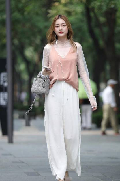 初春,小姐姐上身"白色网格半透明上衣",下身白色半透明长裙