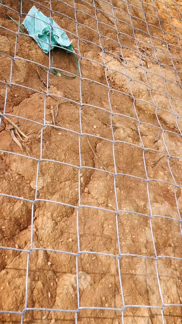 sns主动边坡防护网施工现场开始挂网