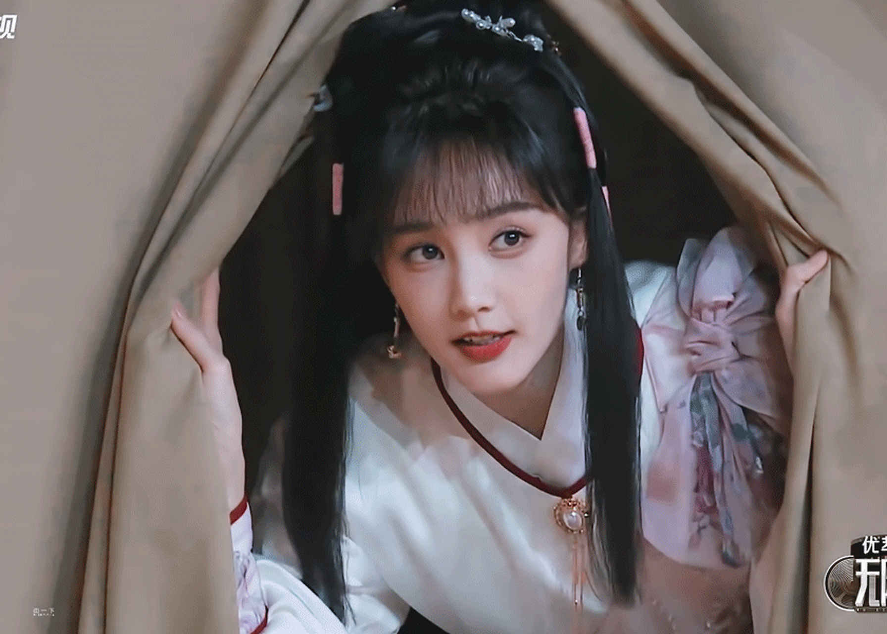 李一桐好适合古装,有古韵,笑起来眼睛弯弯很甜美,性格