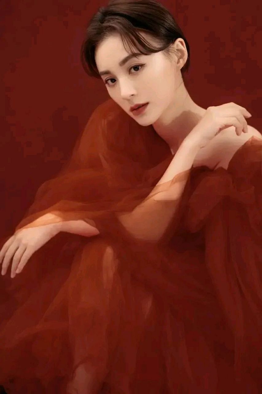 今天我们一起来欣赏《王牌部队》剧中阿秀扮演者毛林林的唯美靓照吧