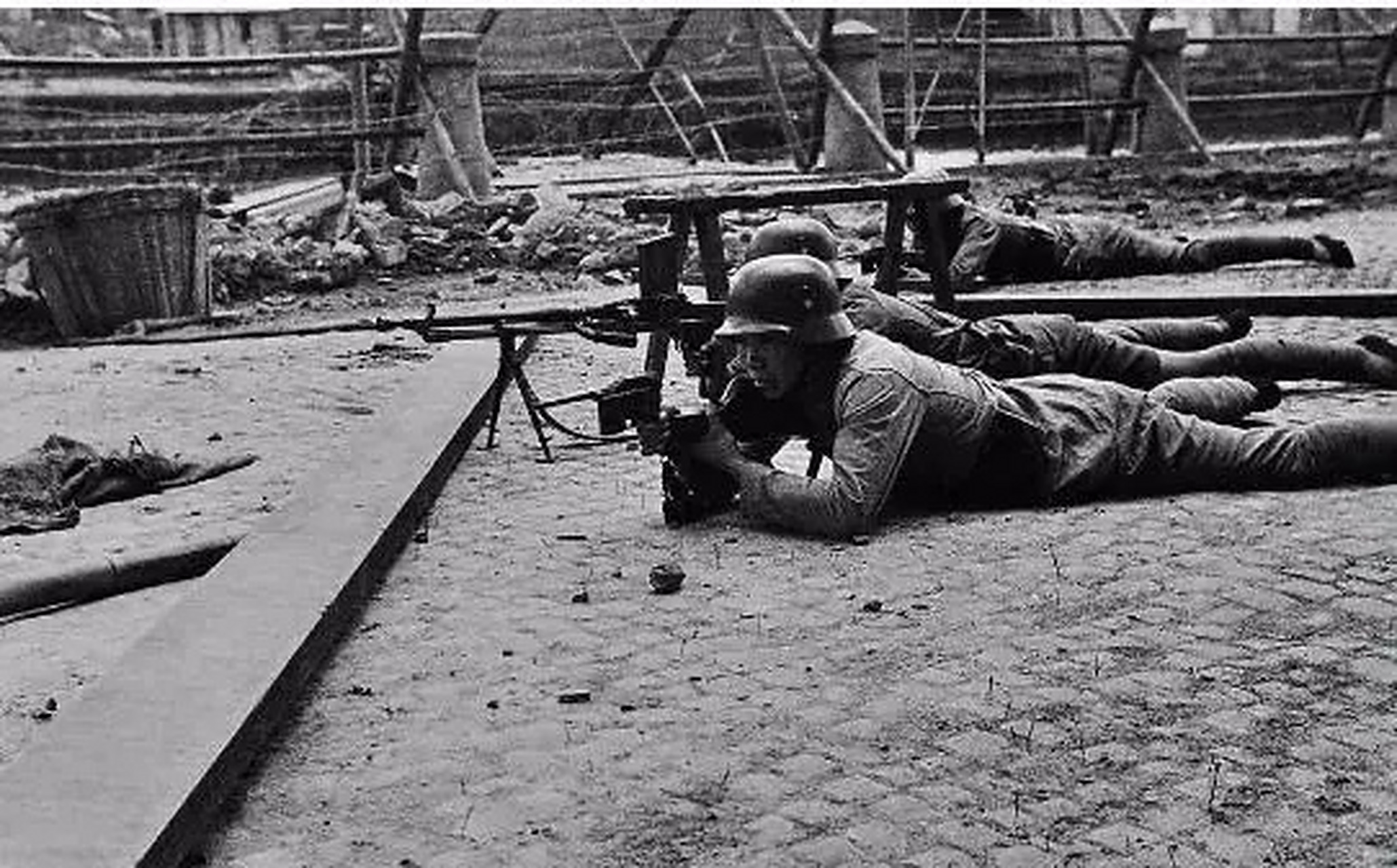 1937年,淞沪会战后,德械88师官兵祭拜牺牲 的战友的场景.