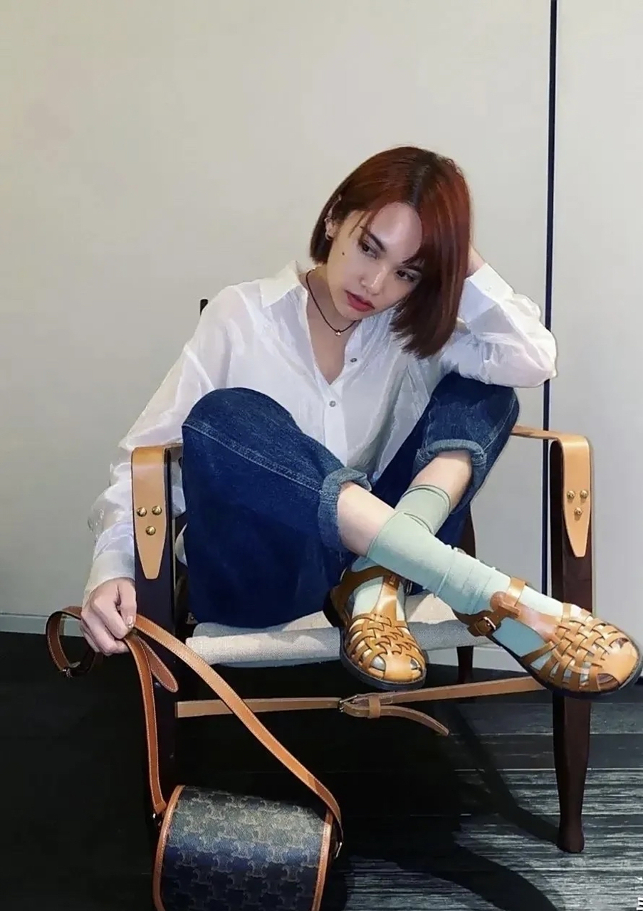 杨丞琳真不愧是李荣浩的老婆,穿白衬衫配牛仔裤,嫩得像个大学生 白