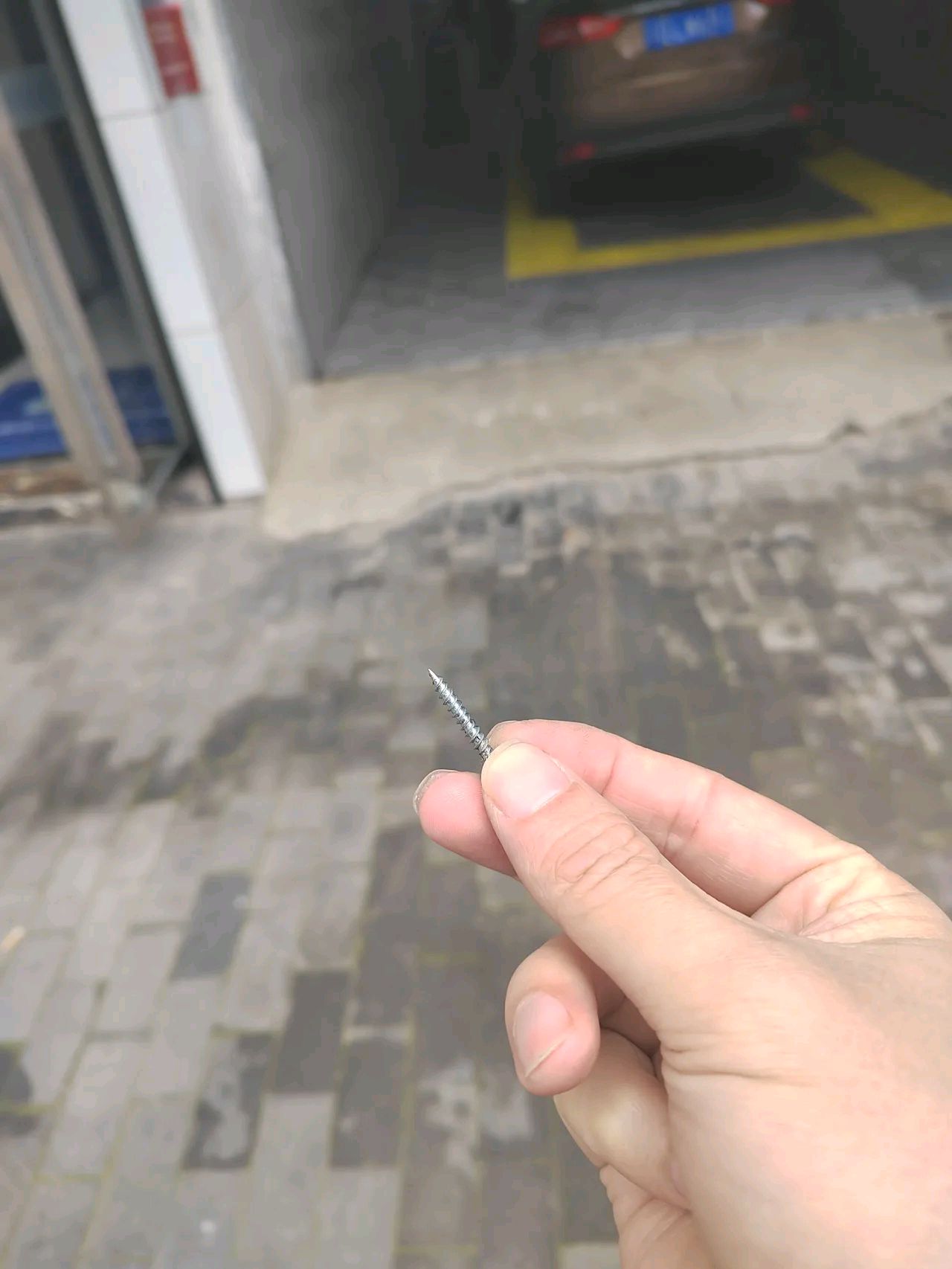 运气真不赖这么长的钉都能轧到这个轮胎已经是久经战阵饱经风雨了