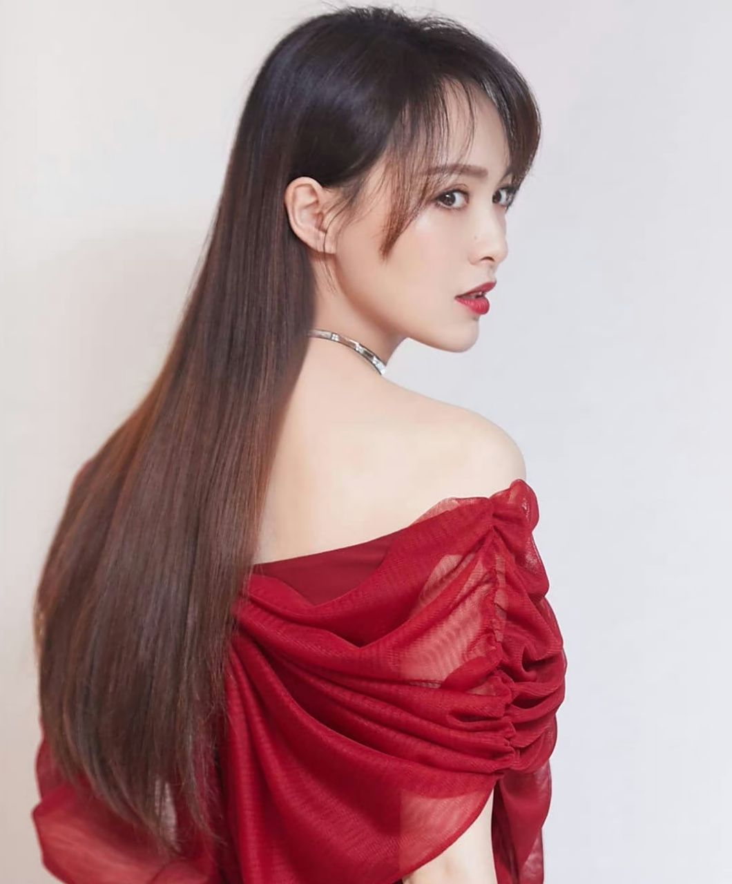 唐嫣# 一袭红色漏肩纱裙,清纯甜美的容颜,性感妖娆的身材,前凸后翘
