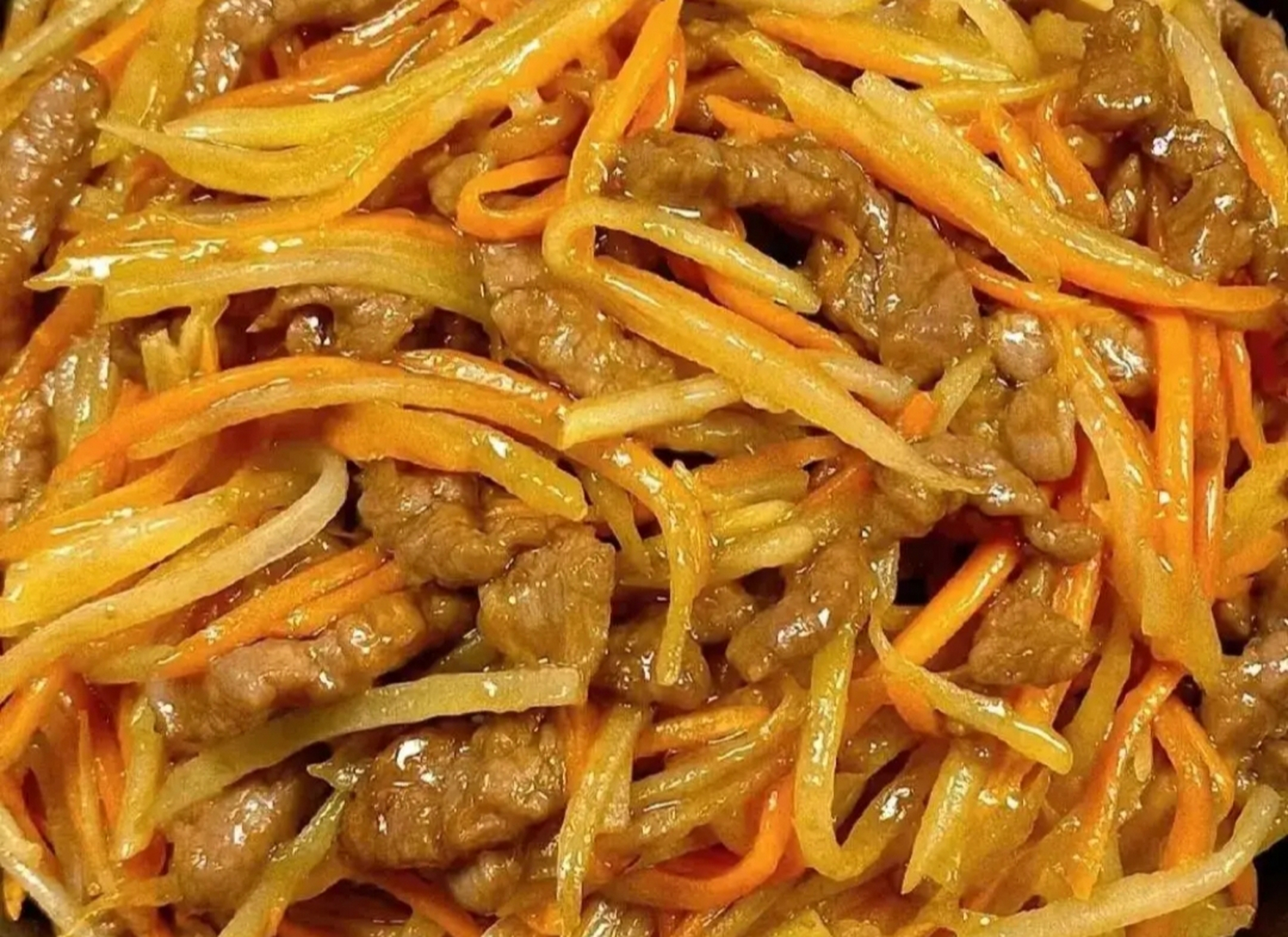 我的美食分享#  土豆胡萝卜丝炒牛肉  食材:牛肉,土豆,胡萝卜,白胡椒