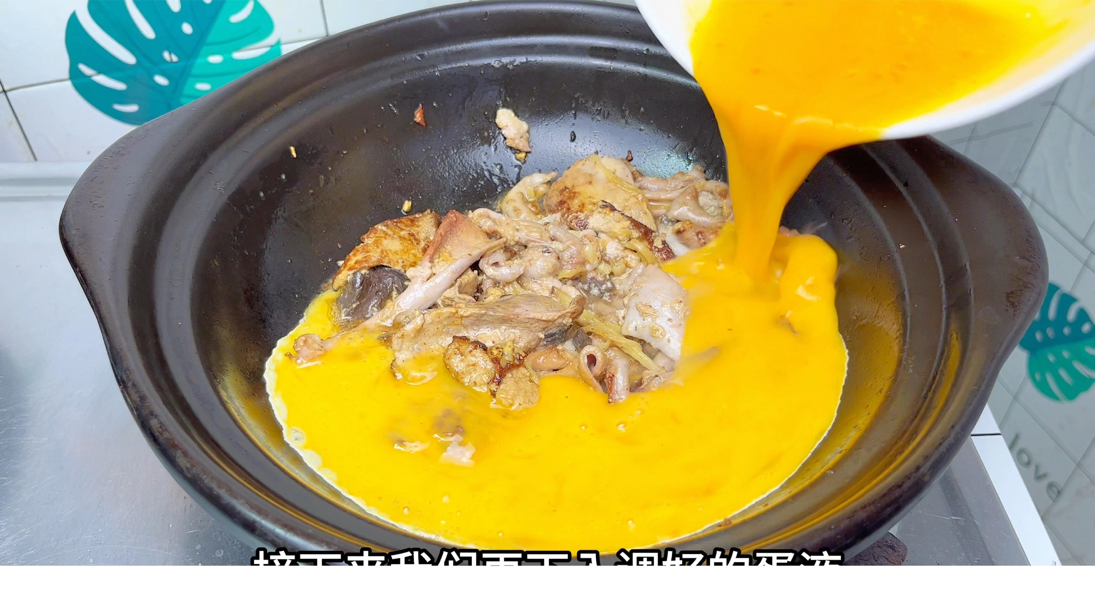 喜欢吃鱼内脏朋友看过来，这样做鱼肠焗蛋，简单好吃又嫩滑