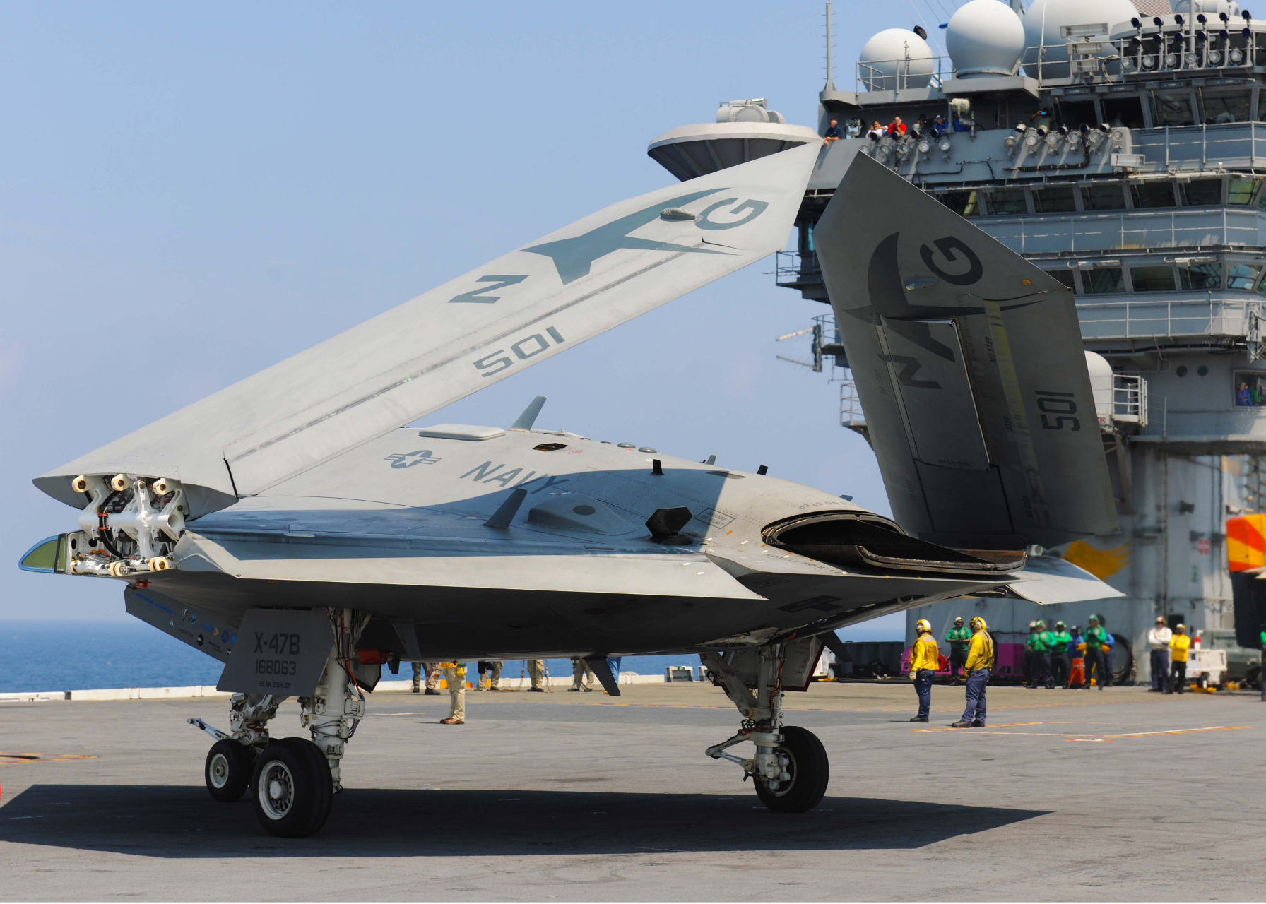 x47舰载飞翼无人机.外形科幻,隐形利剑.但是其他国家也有了类似产品.