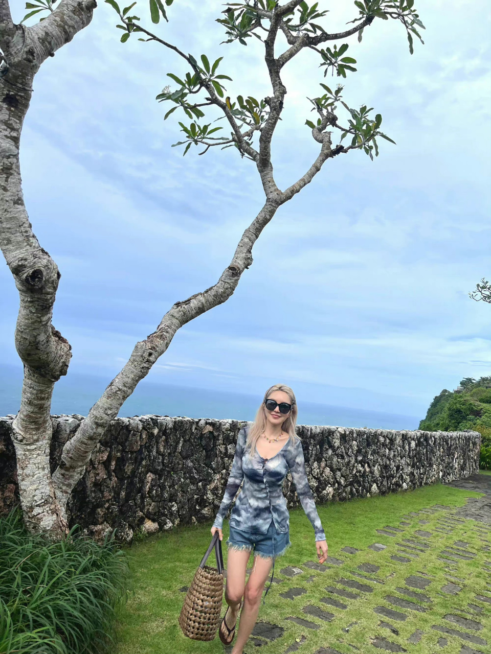 周扬青和她白嫩的小脚丫