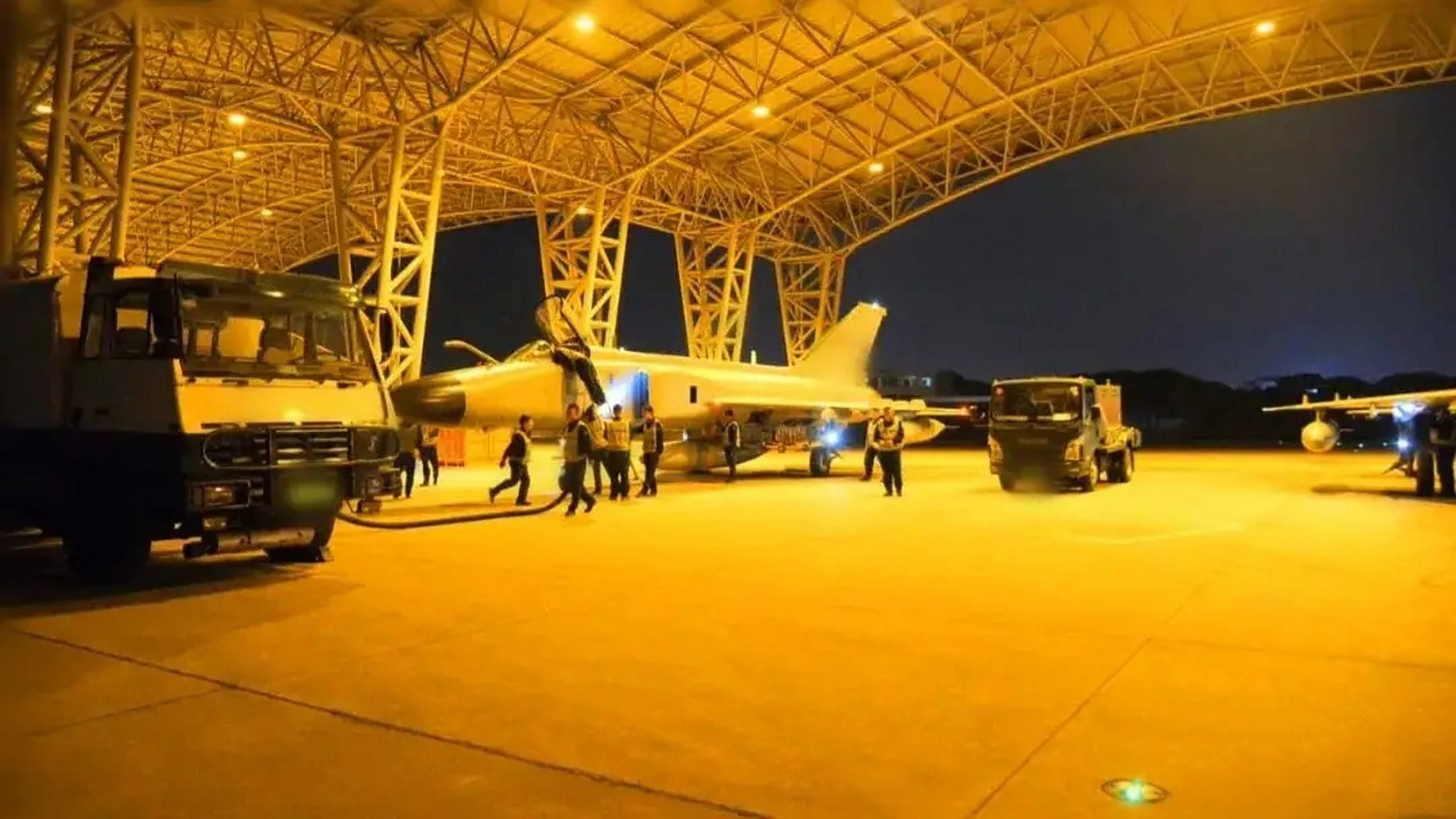 空军某场站开展多方联动,要素齐全的 跨昼夜远程机动伴随保障演练!