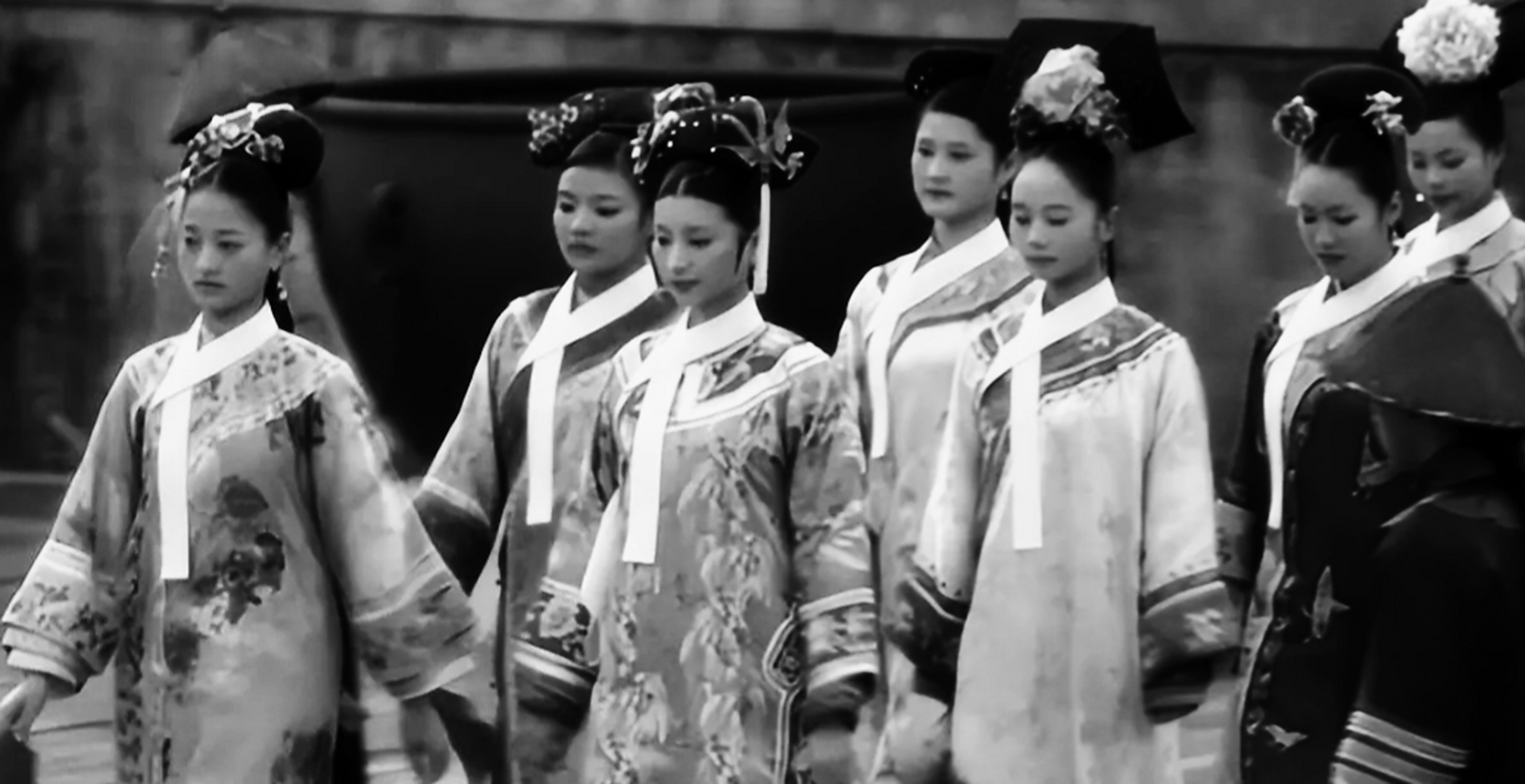 一来龙华可以掩盖衣领保持端庄,二来嫔妃们开始在龙华上下文章方便