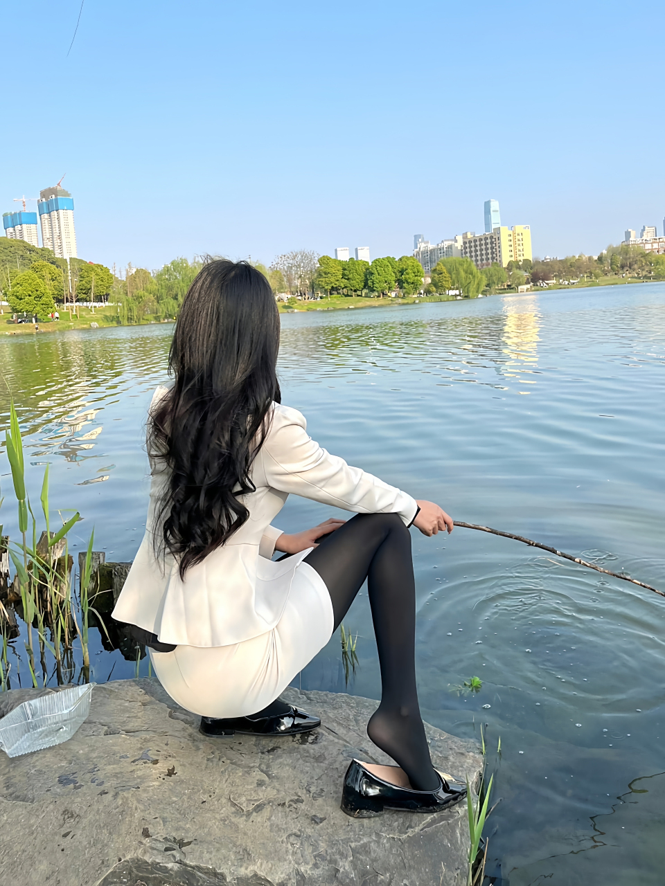 姜太公钓鱼,管他上不上钩#丝袜# #美腿丝袜高跟鞋# #大长腿美女