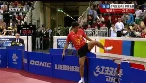 奥运冠军张继科,每当在赛场赢球庆祝时,便会怒踢广告牌