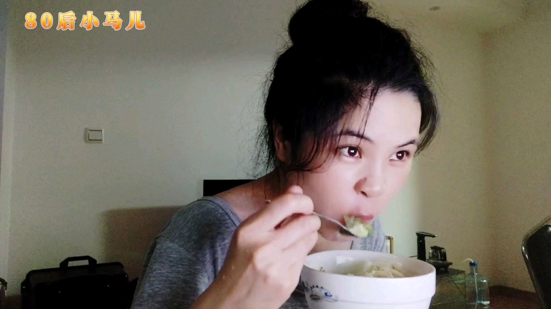 80后小马儿下班后给自己做了个蔬菜鸡蛋面,还看了会电视边吃边看