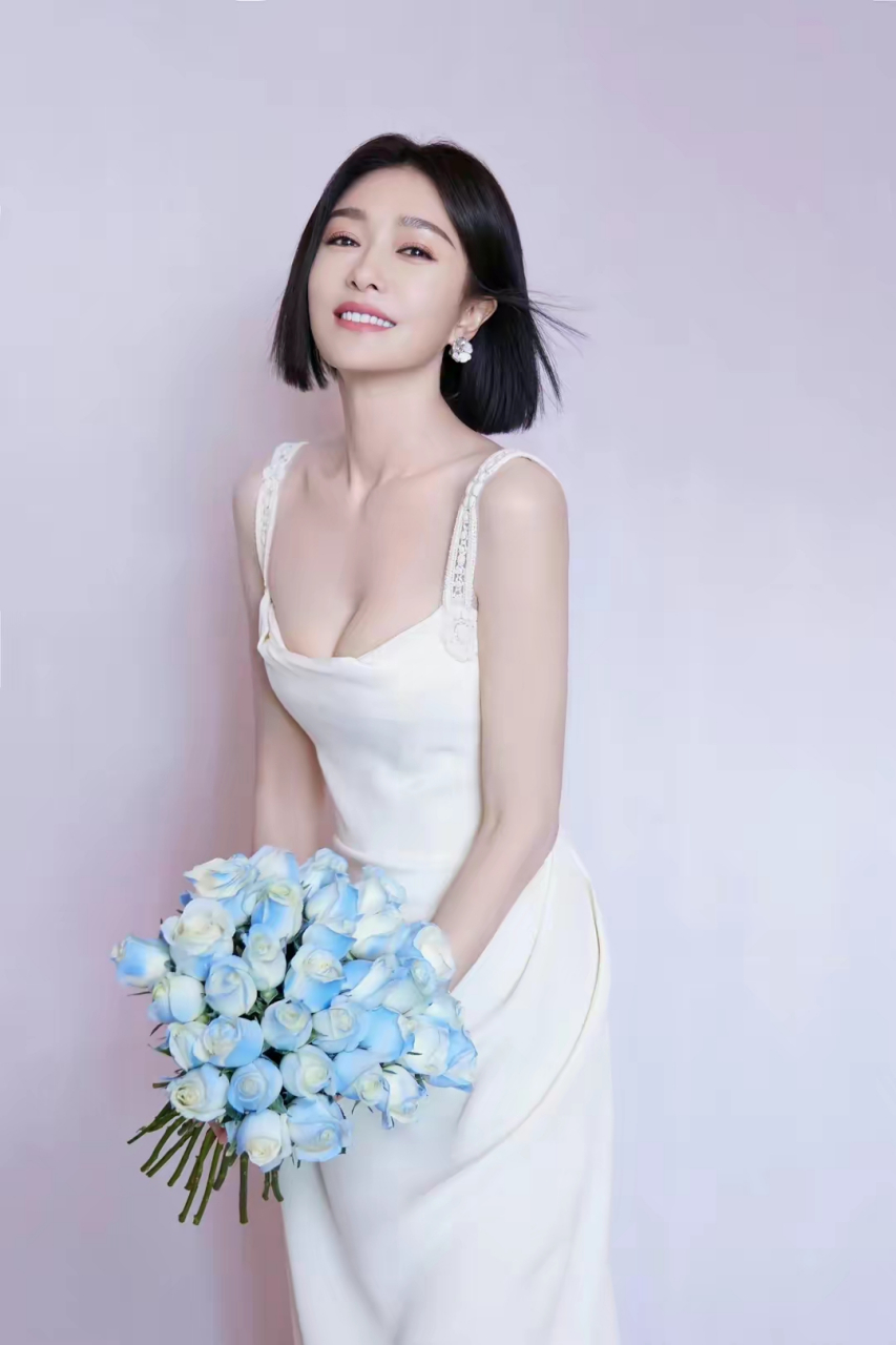 秦岚穿白色吊带抹胸裙,造型气质优雅  秦岚穿着白色吊带抹胸裙,展现出