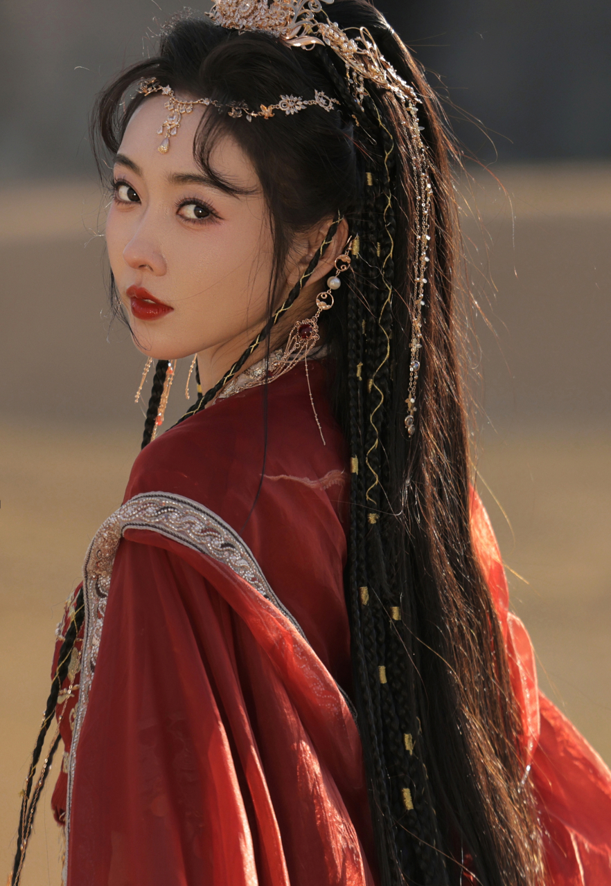 宣璐的红衣异域妆好美,娇艳妩媚,迷人至极!