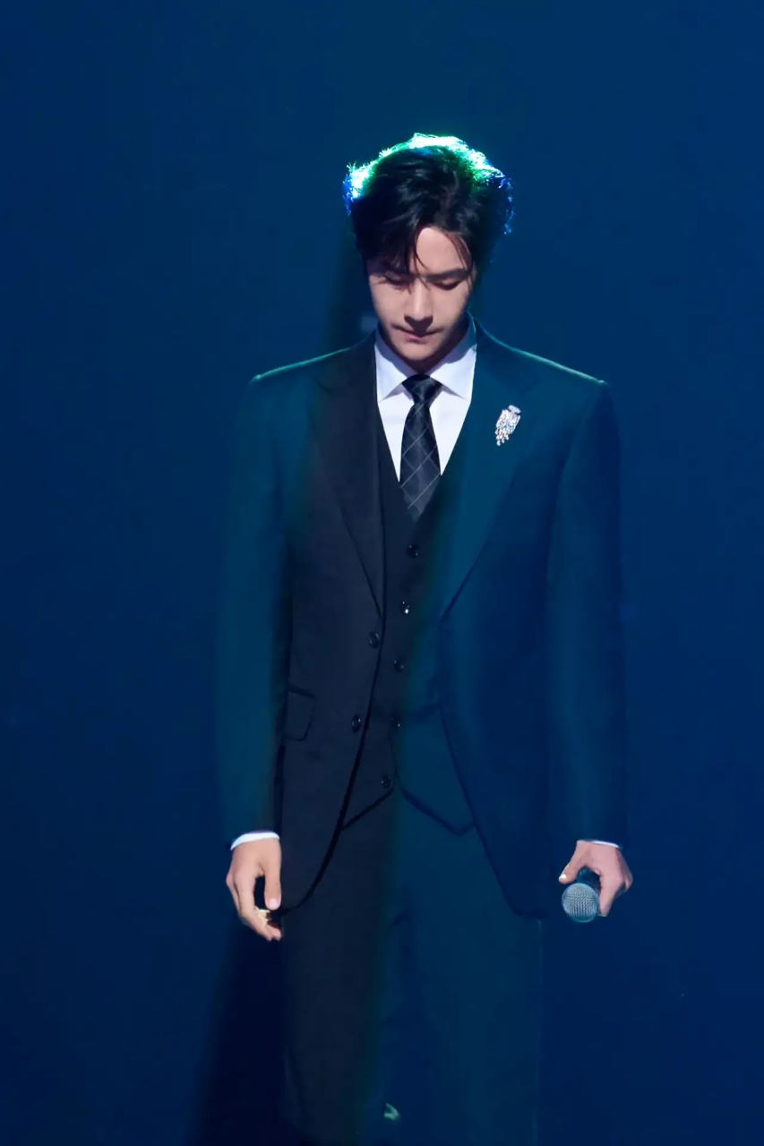 王一博今晚在香港2023大湾区电影演唱会上的表演实时收视率97 王