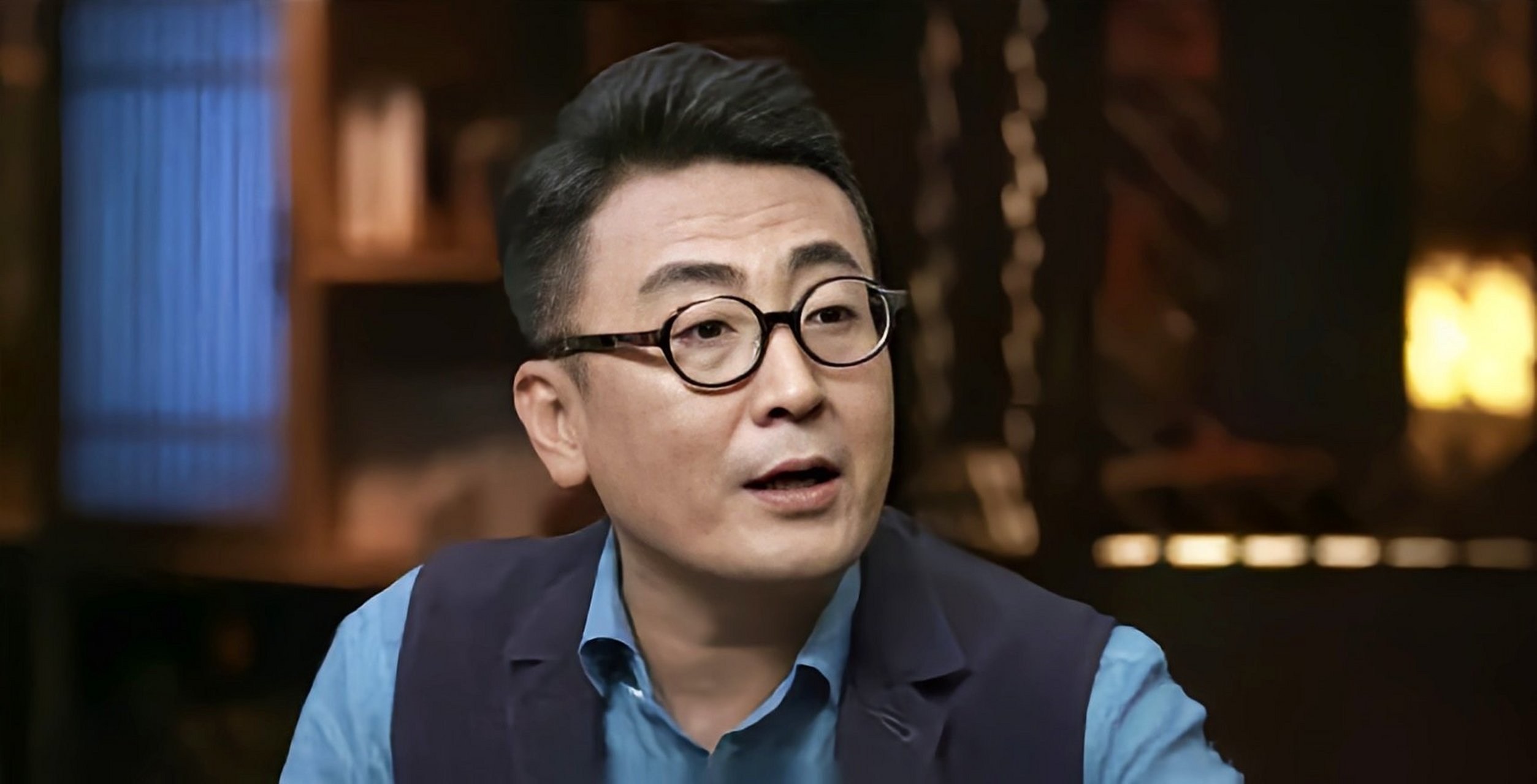 窦文涛说"有一次,我爸看到护工喂我妈吃一个饺子,然后她自己也吃一个